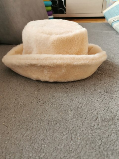 Damski zimowy kapelusz typu bucket beżowy kremowy