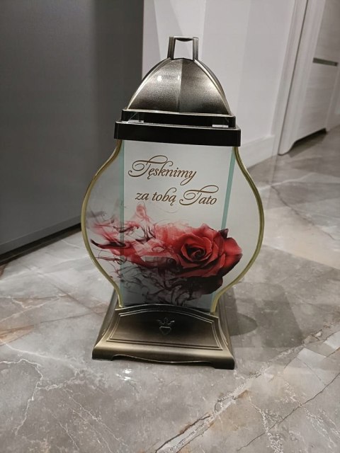 ZNICZ SZKLANA KAPLICZKA Z RÓŻĄ I DEDYKACJĄ DLA TATY ( WYBÓR KOLOR)