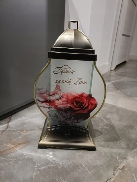 ZNICZ SZKLANA KAPLICZKA Z RÓŻĄ I DEDYKACJĄ DLA ŻONY
